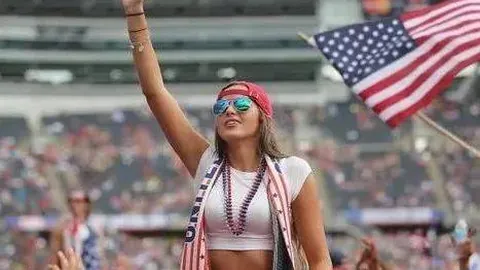 亚冬会盛况空前：花样滑冰单项竞争激烈，冰球冰壶焦点对决今启幕，央视新闻客户端同步直播