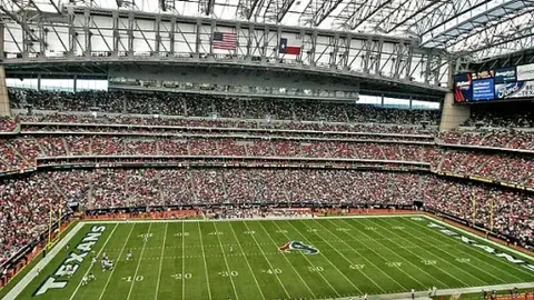 斯塔卡圆石滩配对赛领先一杆冲冠，麦克罗伊与劳瑞同列次席