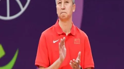 黄蜂队主帅强调三名球员防守关键，贡献卓著。